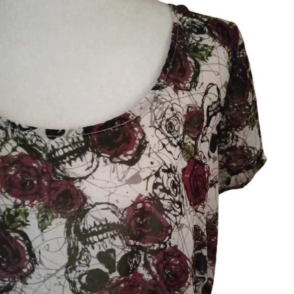 Hot Topic Women's Skull & Roses High Low Hem Blouse Size Large - Picture 8 of 11